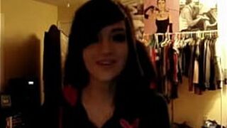 Pretty emo chick stripping at room - porn video