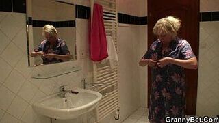 Old lady getting doggystyle fucked - porn video