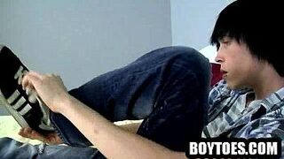 Horny hunk licking and sucking on his nice toes - porn video